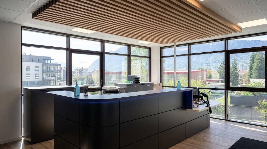 Banque d'accueil avec traitement acoustique sur mesure pour limiter l'écho dans un hall à Aix-les-Bains
