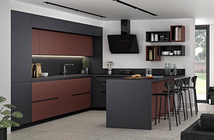 Cuisine design coloris bordeaux et gris anthracite – Sagne Cuisines – cuisiniste Aix-les-Bains, Savoie