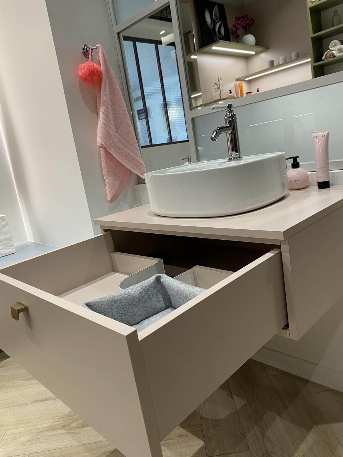 Meuble de salle de bains suspendu avec vasque à poser et tiroir ouvert, Aix-les-Bains
