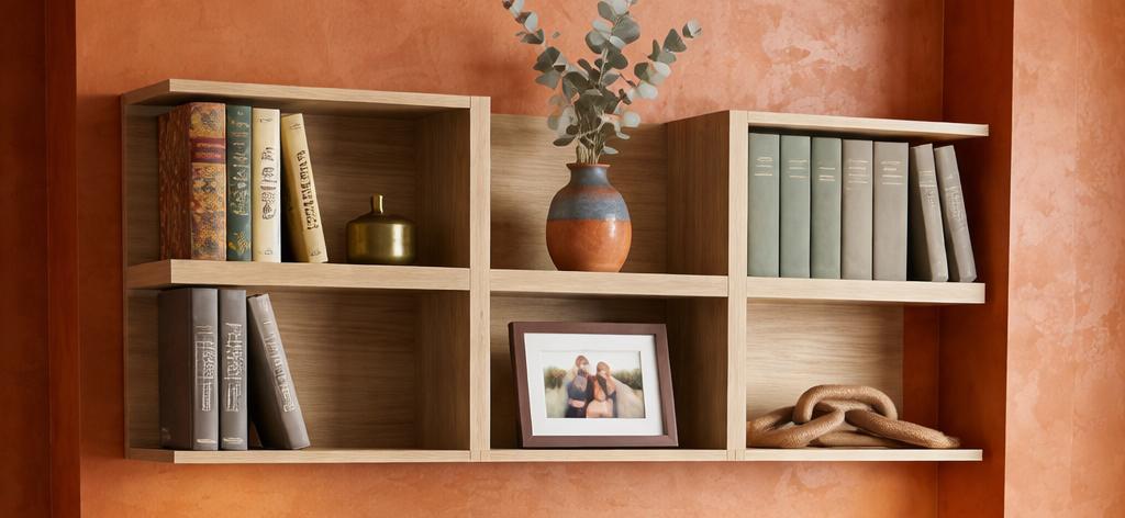 Meuble TV sur mesure avec bibliothèque suspendue en chêne naturel – fond Tadelakt orange – Art Intérieur Agencement, Aix-les-Bains