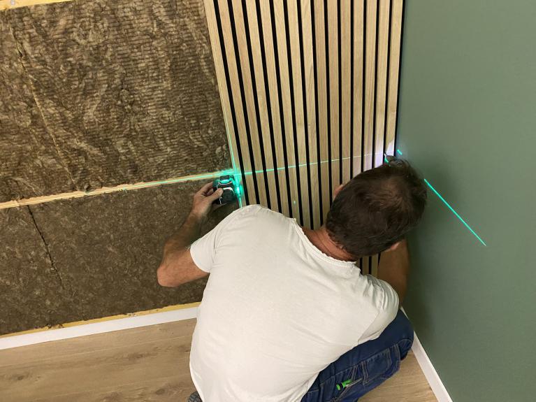 Panneau acoustique décoratif en lattes de chêne – agencement intérieur Savoie – Art Intérieur