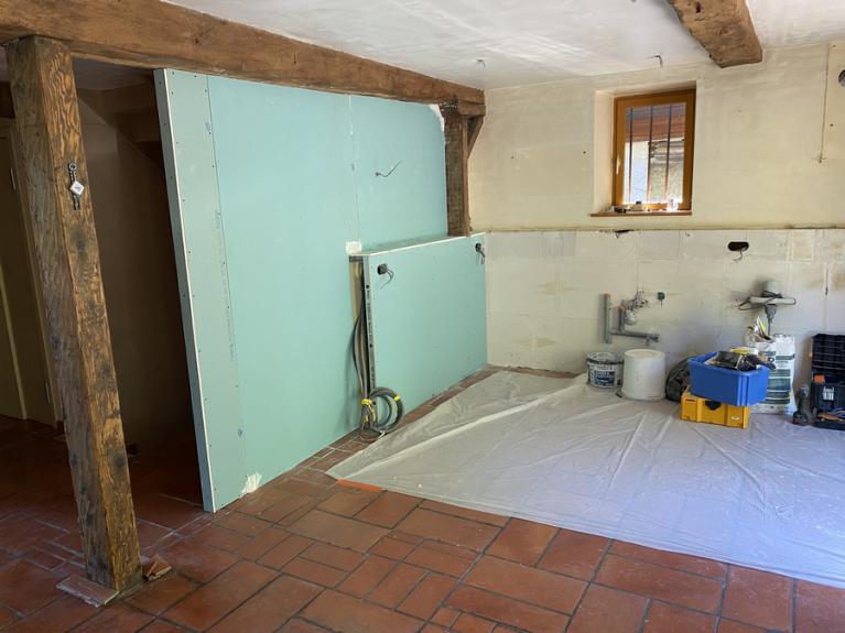Travaux de remise en état de la cuisine : sol, murs et électricité avant pose des meubles